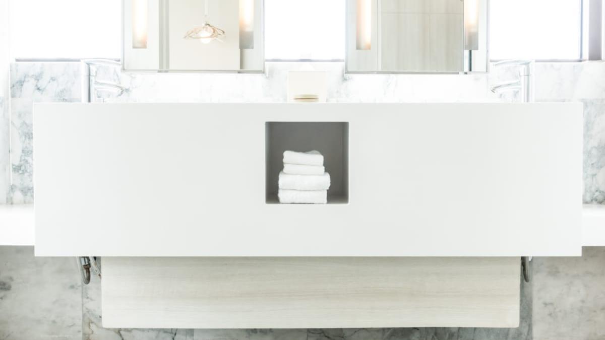 avantajele mobilierului de baie suspendat pentru spatiile reduse transforma baia intr un loc modern si functional