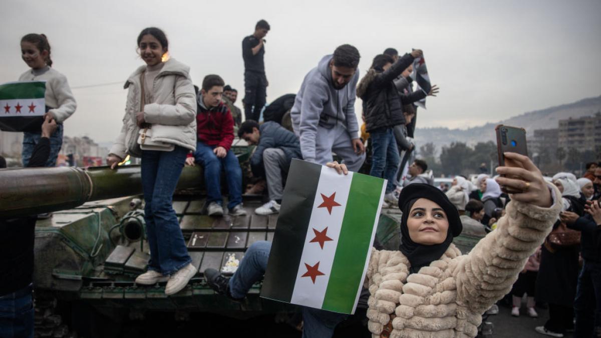 liderul de facto al siriei spune ca gruparile rebele vor fi dizolvate intr o noua armata siriana si cere ridicarea sanctiunilor