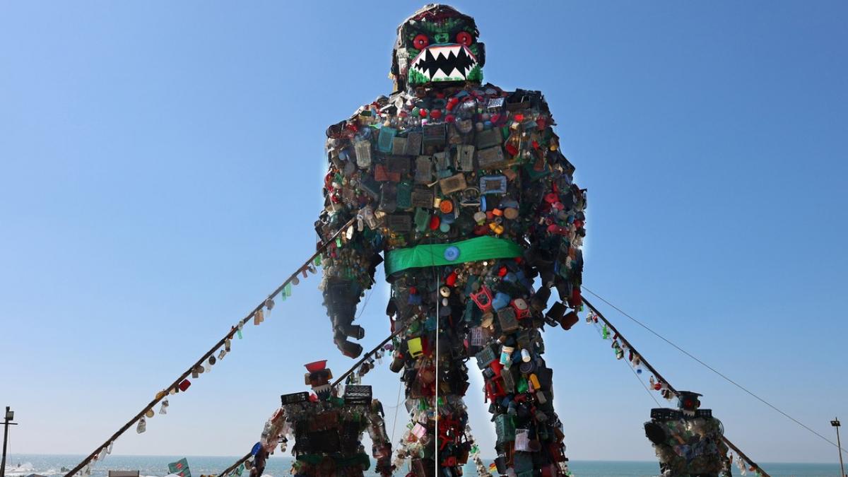 monstrul din plastic aparut pe cea mai lunga plaja naturala din lume are in spate o poveste cutremuratoare