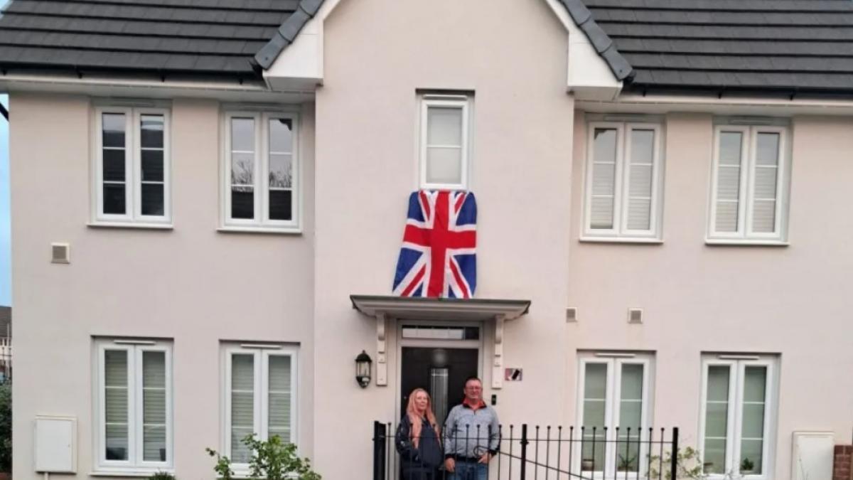 o familie din anglia a cumparat o casa cu 330 000 de euro dupa ce au renovat o au aflat ca valoreaza doar 1 euro