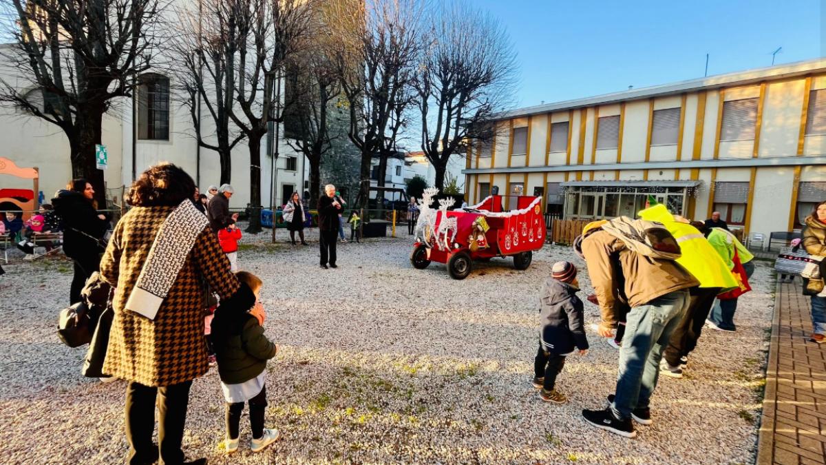 sania lui mos craciun a fost oprita in trafic si pusa sub sechestru de carabinieri in italia