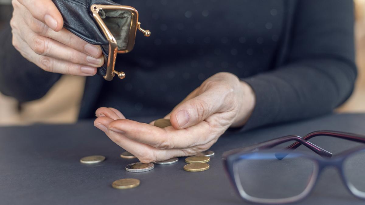 sarbatori pe datorie tot mai multi pensionari apeleaza la car pentru imprumuturi