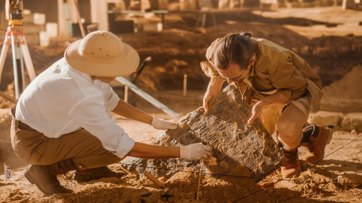 13 mumii antice cu limbi si unghii de aur au fost descoperite intr un cimitir din egipt