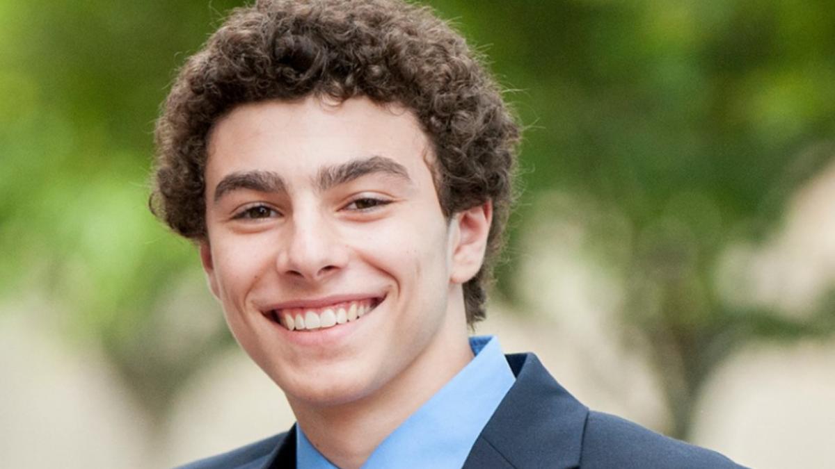 cazul luigi mangione tanarul care l ar fi asasinat pe ceo ul united healthcare este acuzat acum si de terorism ce spun procurorii