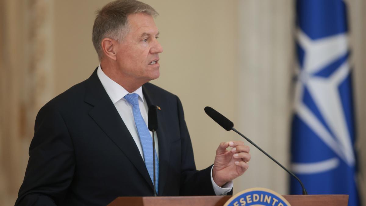 de ce ramane klaus iohannis la cotroceni eu nici nu pot sa plec cum sa plec daca constitutia imi spune sa stau