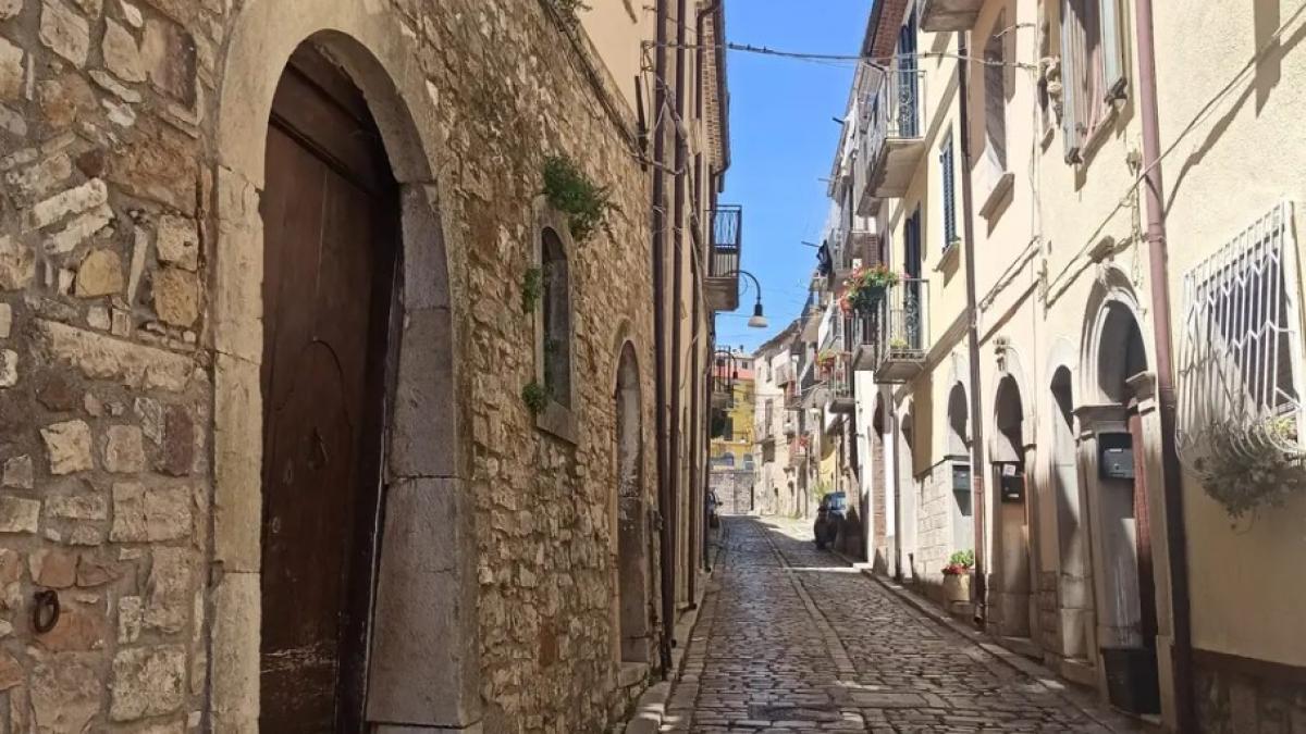 doi tineri germani s au mutat intr unul din celebrele sate italiene cu case de 1 euro la ce se asteptau si ce au gasit