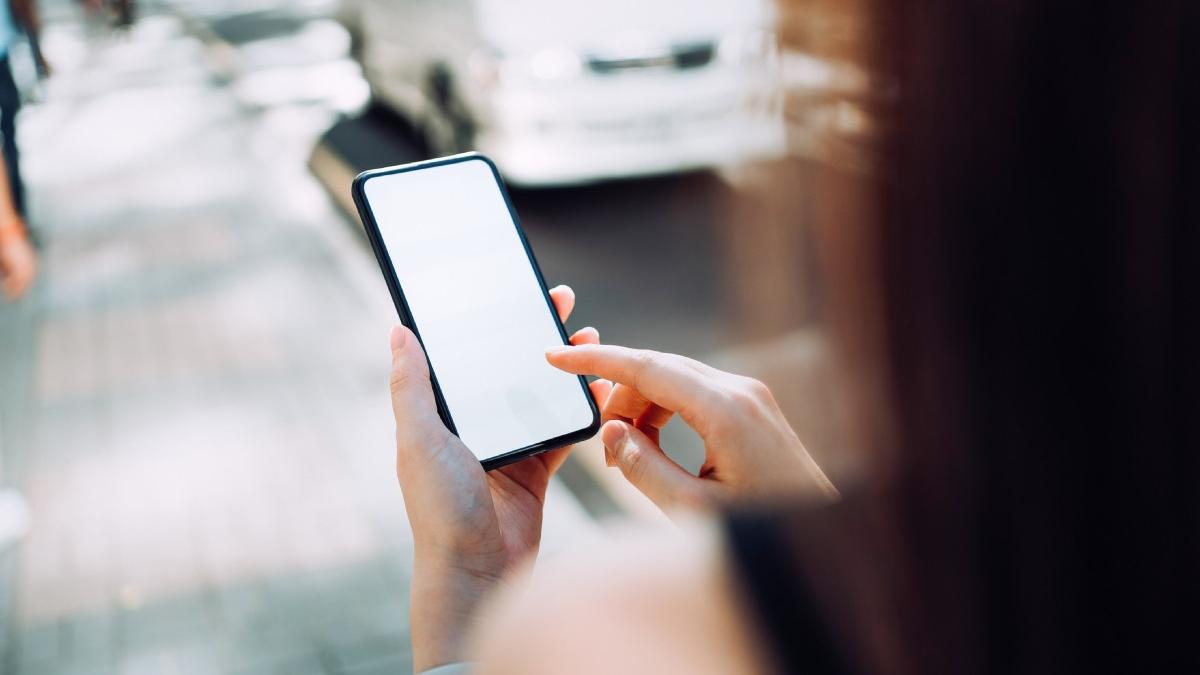 cum a reusit o tanara sa si recupereze telefonul dupa ce hotii l au furat in timp ce se plimba pe strada