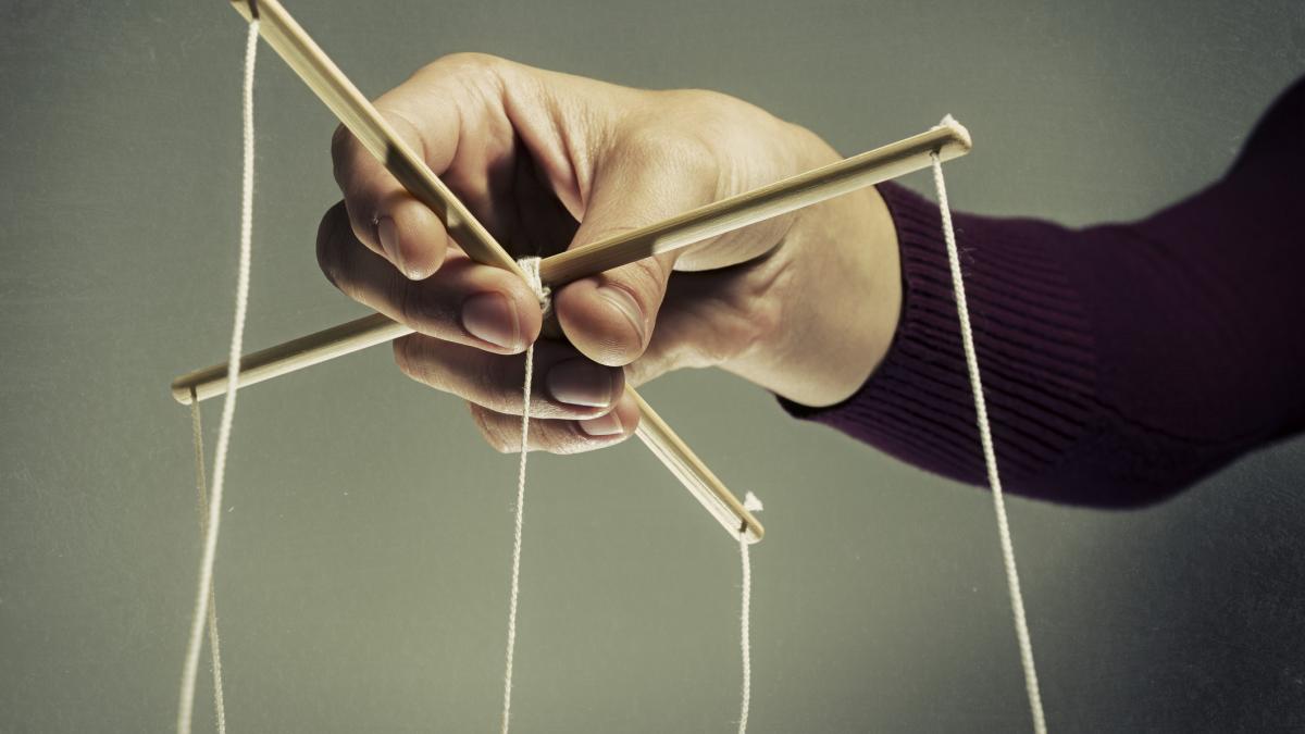 sapte barbati si o femeie condamnati la inchisoare pentru ca au instigat la uciderea unui profesor de istorie