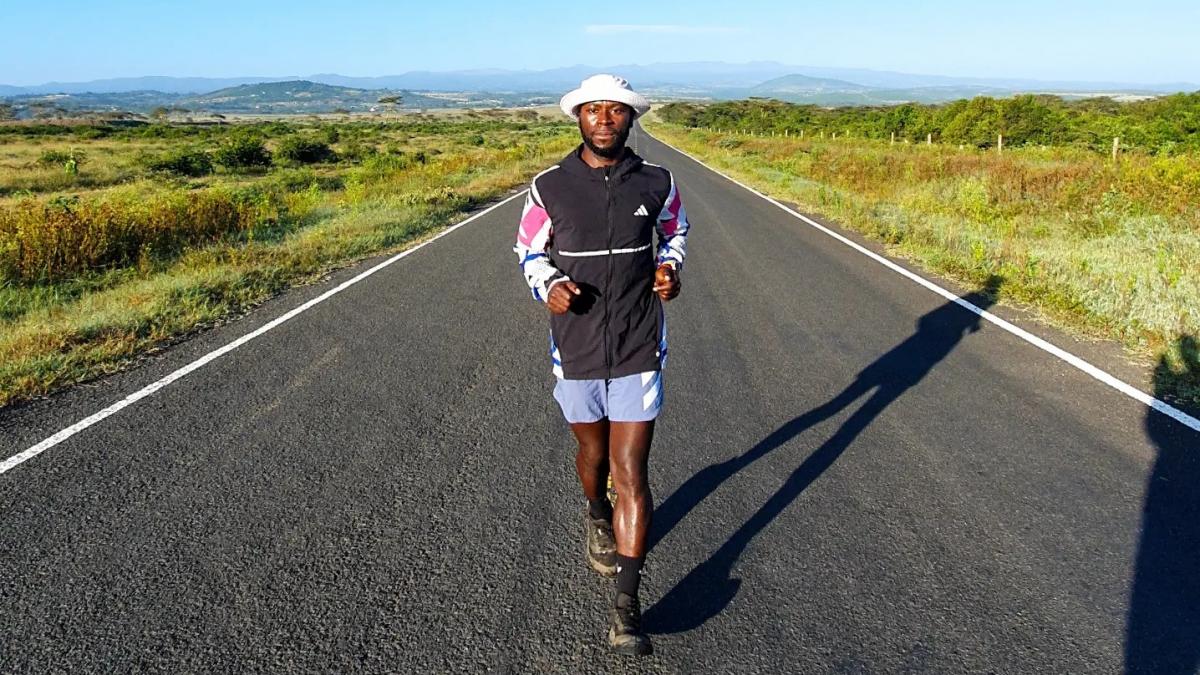 un atlet a alergat peste 12 000 km din africa de sud pana in anglia acum povesteste prin ce a trecut in cele 516 zile
