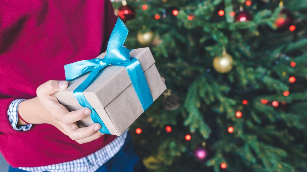 zeci de copii au ramas fara cadourile de craciun dupa ce hotii au spart sediul unui club de fotbal este foarte dureros