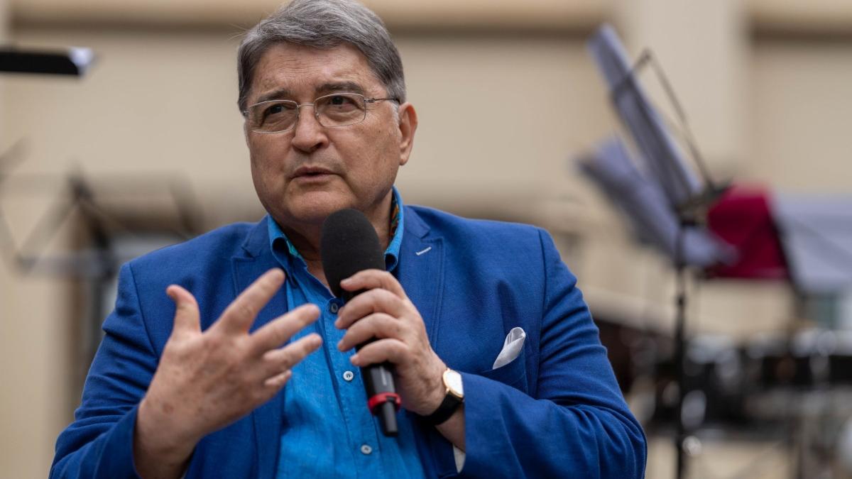 emil hurezeanu a refuzat propunerea de a candida la presedintie nu port palarii mult mai mari decat imi permite capul