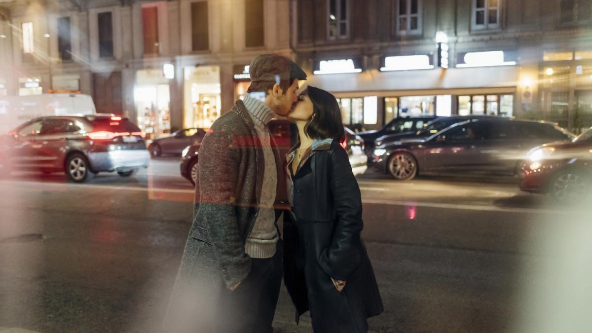 un politician vrea sa interzica saruturile prin ordonanta de urgenta intr un oras din italia ce amenzi ar risca indragostitii