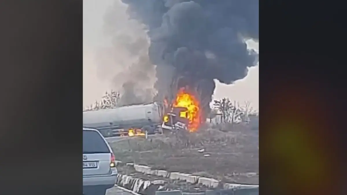 risc de explozie in dambovita o cisterna plina cu gpl a luat foc dupa ce doua tir uri s au ciocnit o masina a ramas prinsa intre ele