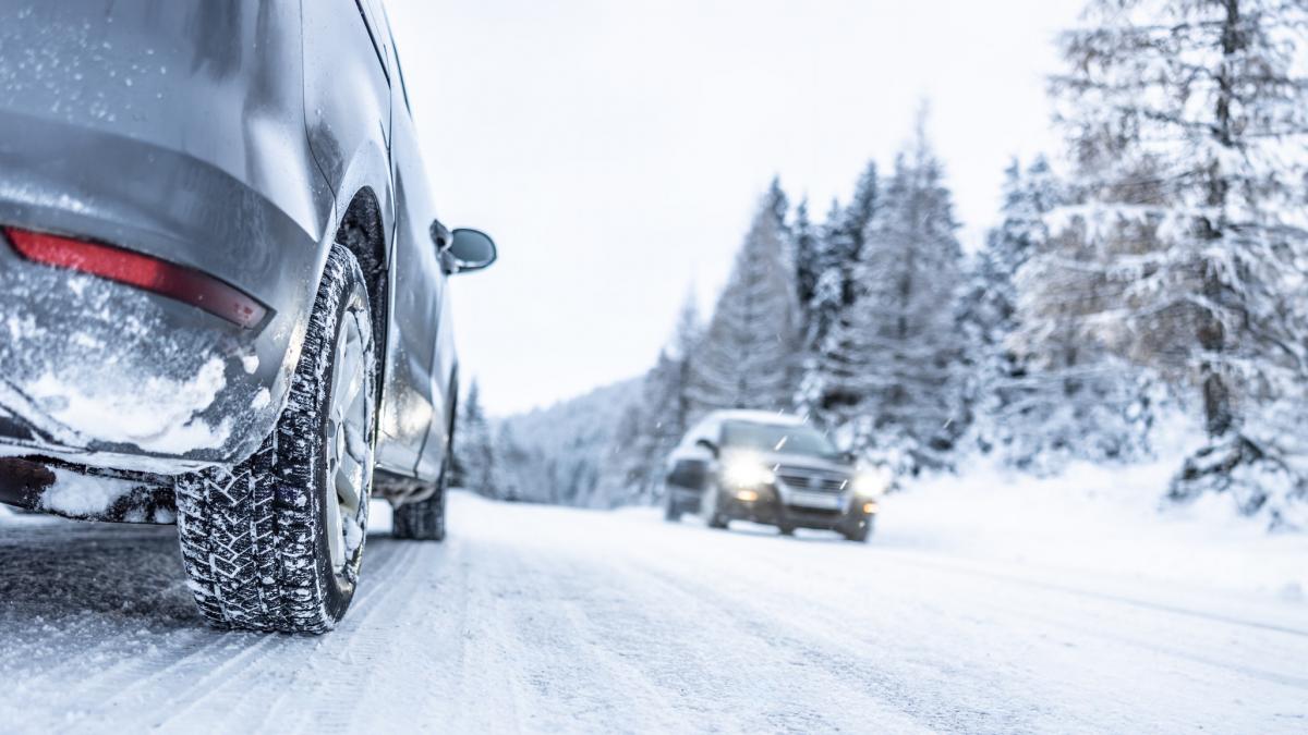 ciclonul aduce ninsori abundente si viscol se circula greu in mai multe zone din tara intervin drumarii