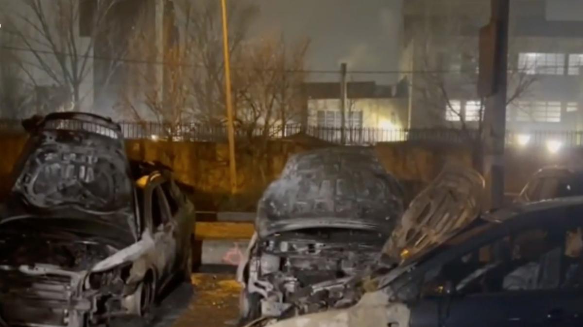 incendiu puternic in bucuresti provocat de o petarda patru masini au ars in totalitate