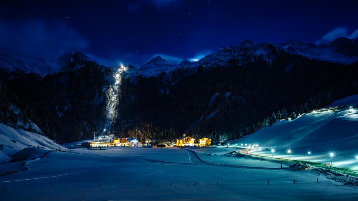 un bolid de lux s a rasturnat pe o partie de schi din italia pasagerii l au abandonat si au fugit