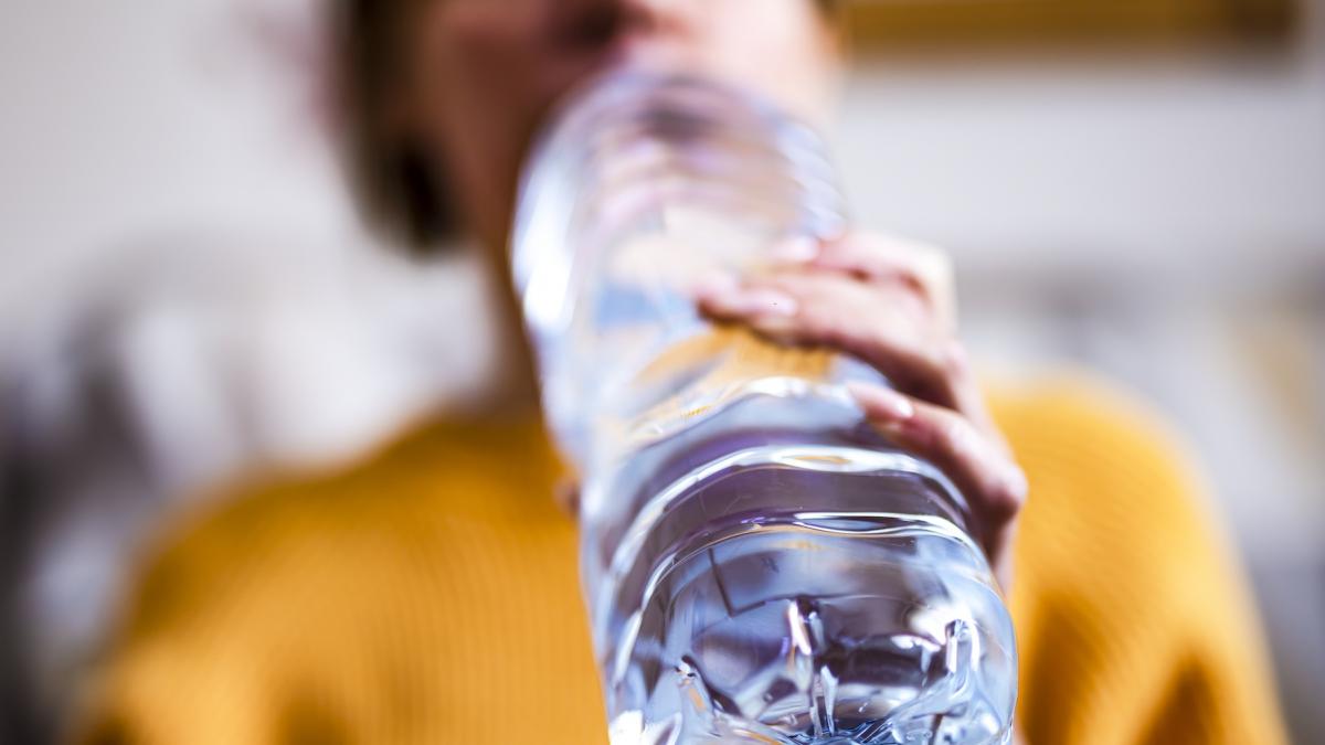 ce trebuie sa stii despre apa imbuteliata care nu are compozitia chimica trecuta pe eticheta