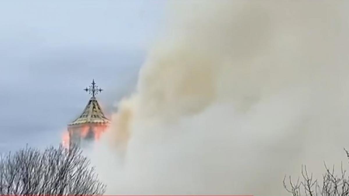 o biserica din arges a luat foc in timpul slujbei de craciun intervin zeci de pompieri