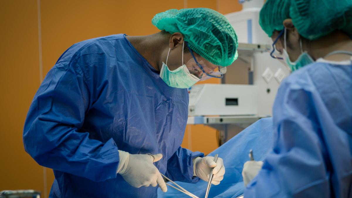 Doi medici in sala de operatii