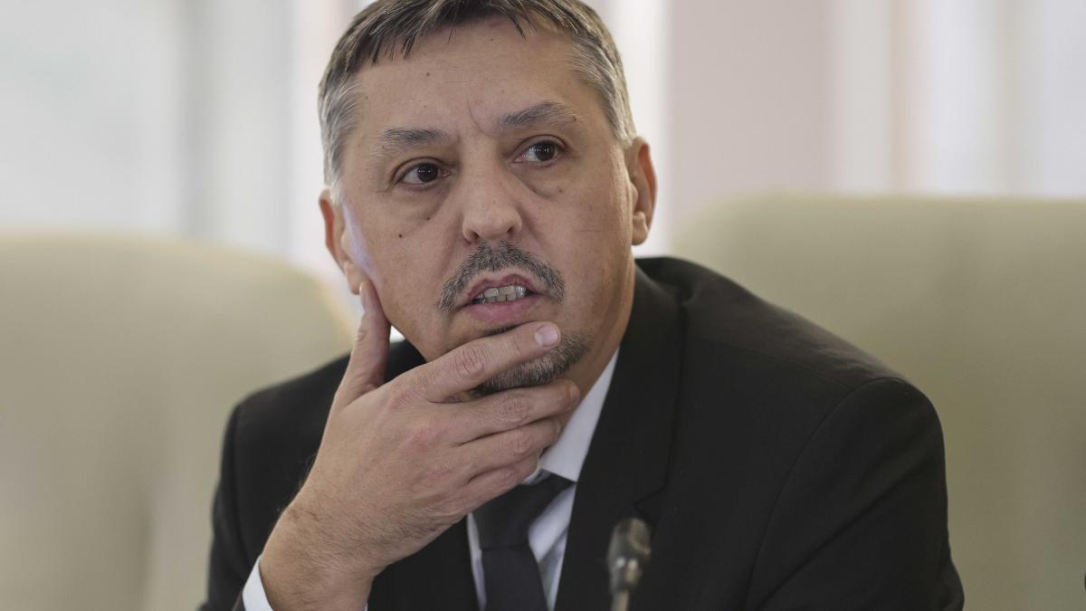 daniel david s a suspendat din functia de rector al ubb si le a explicat colegilor de ce a acceptat sa fie ministrul educatiei