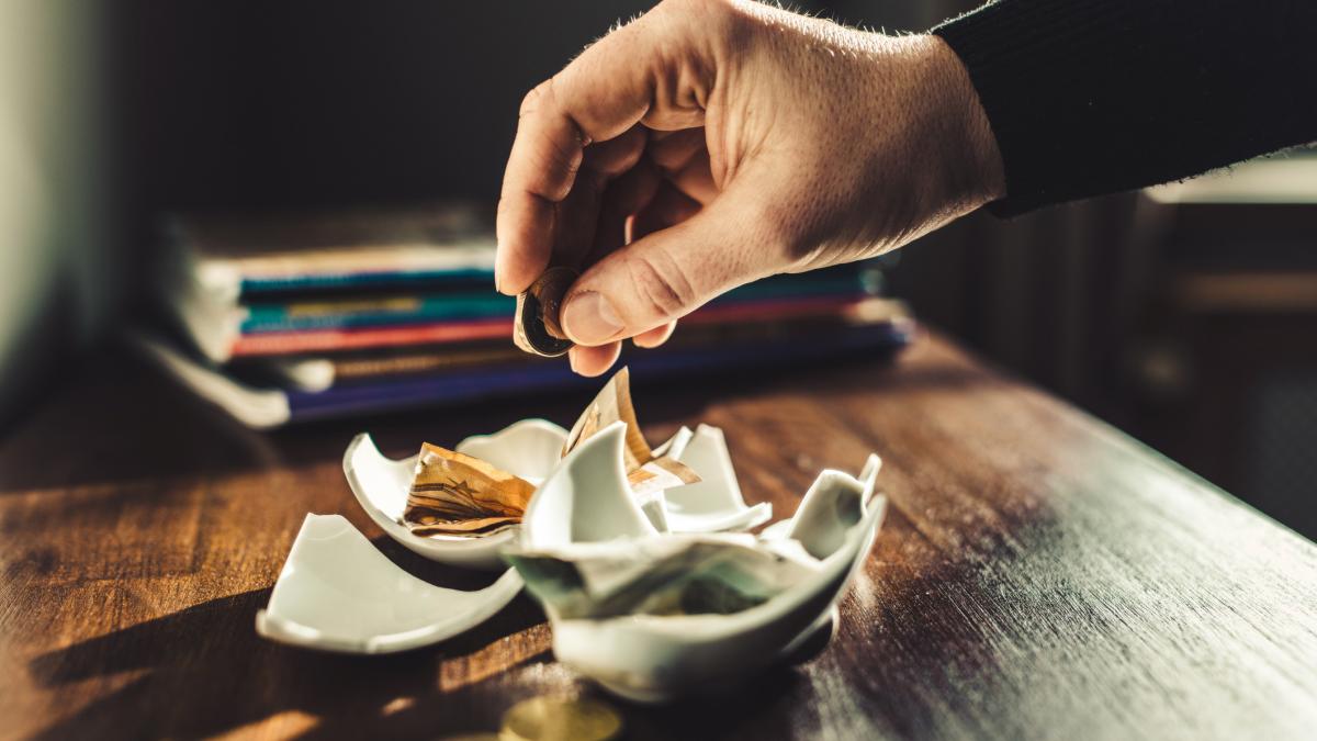 ordonanta taierilor de pe masa coalitiei pensiile si salariile ingheata in 2025 fara vouchere bonusuri si prime pentru bugetari