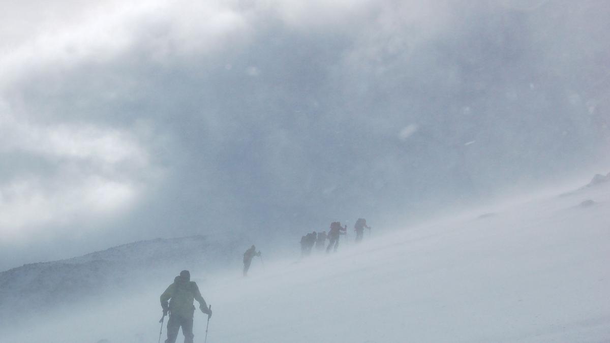 un turist a murit in muntii stanisoarei dupa ce a cazut in gol alti doi turisti au fost salvati de pe via transilvanica