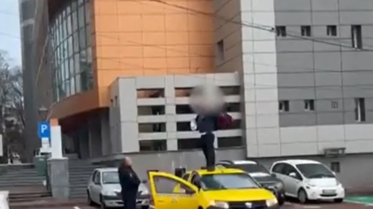 dezamagit in dragoste un taximetrist din suceava a dus masina in fata primariei s a urcat pe ea si s a stropit cu benzina