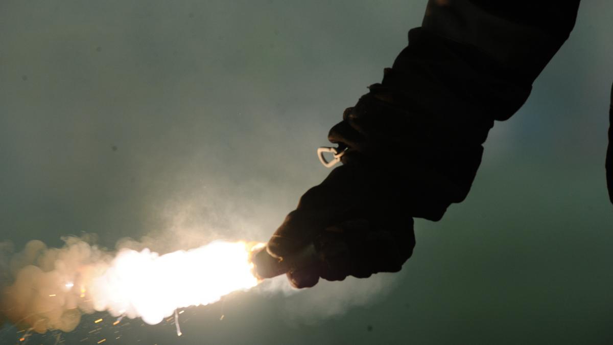 scene incredibile in italia mai multi adolescenti au aruncat cu petarde in masinile din trafic provocand astfel un adevarat haos