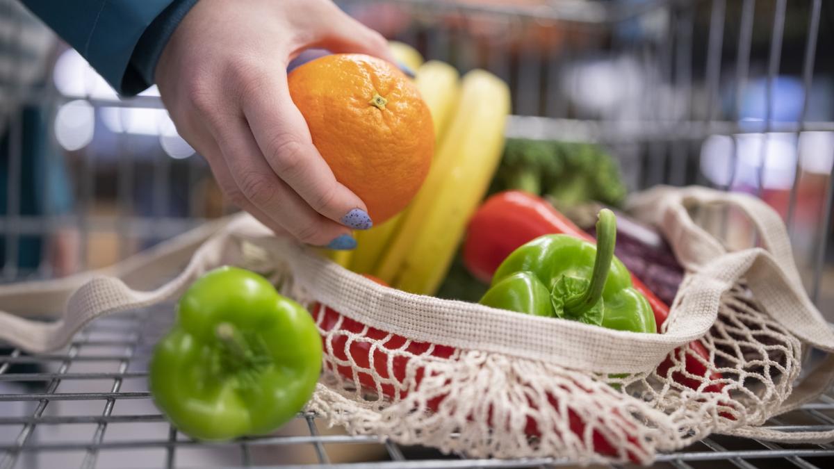 cum alegi fructele in supermarket luati cheia de la casa si zgariati putin coaja