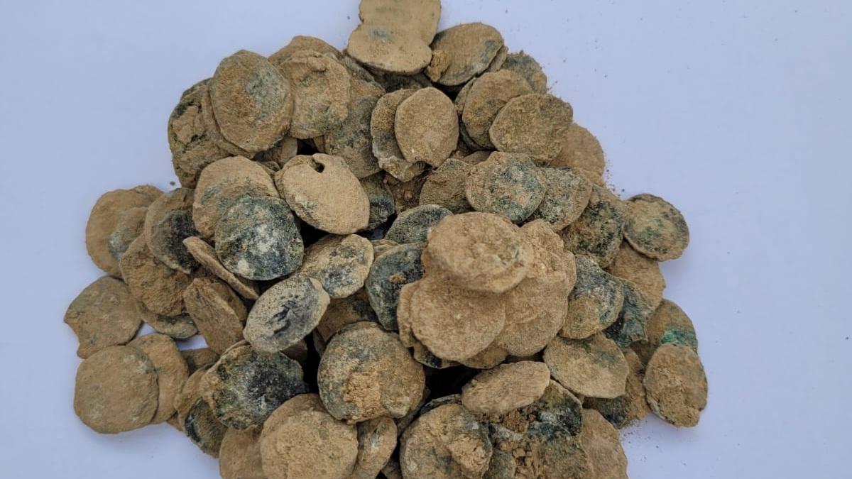 cel mai mare tezaur de monede cu o vechime de peste 2 000 de ani a fost descoperit in israel