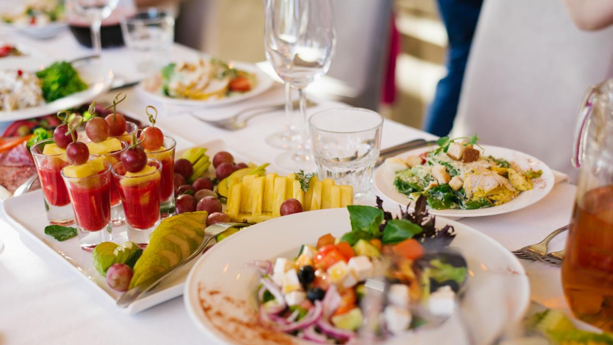 de ce cumpara romanii peste si struguri pentru masa de anul nou traditii si superstitii culinare de revelion in 2024