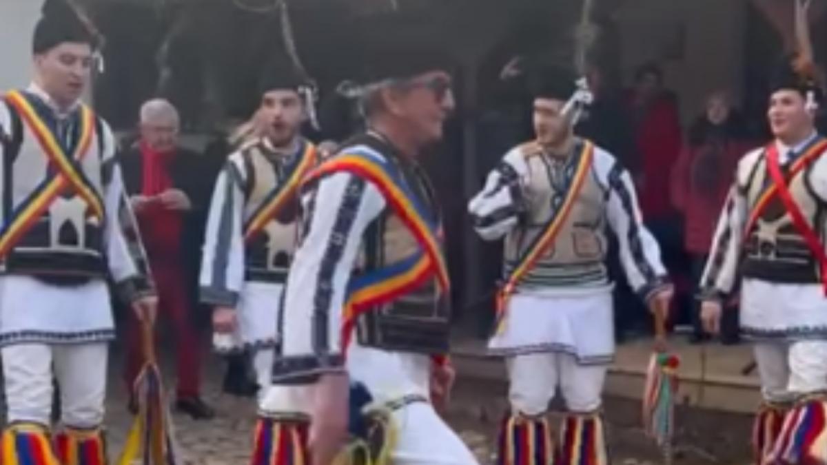 dorel sandesc managerul spitalului judetean timisoara a jucat alaturi de calusari imbracat in port traditional