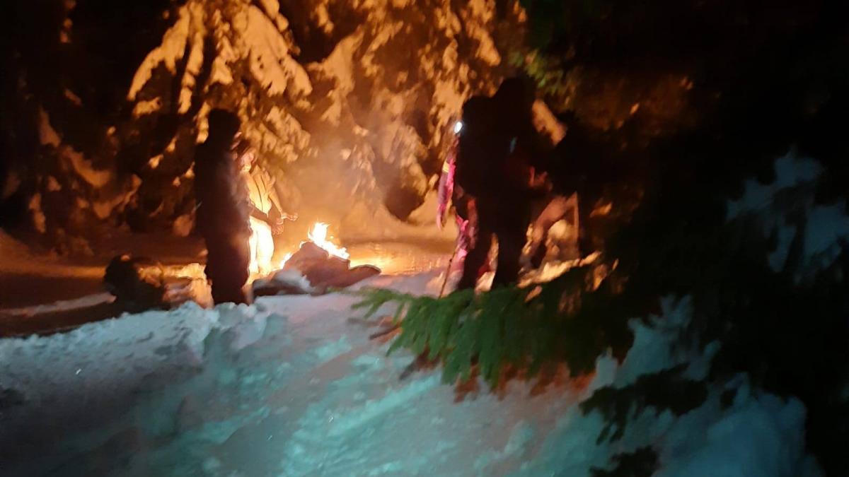 ucrainenii rataciti in muntii maramuresului au fost gasiti dupa o operatiune dificila de salvare erau tineri si veneau din kiev