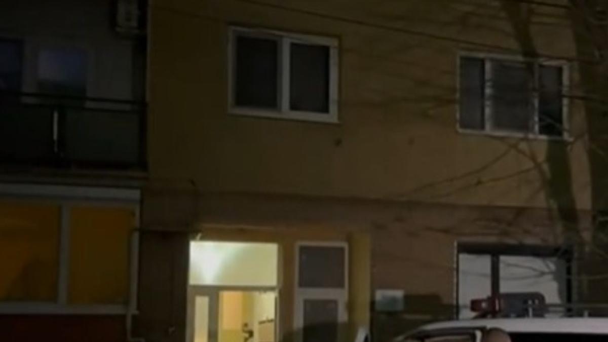 zeci de oameni dintr un bloc din arad au fost evacuati dupa ce un barbat a gasit o grenada in apartamentul pe care il cumparase