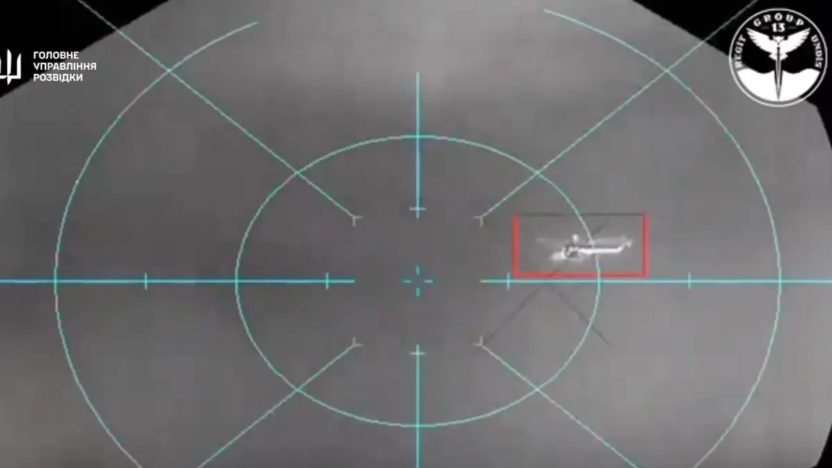 momentul in care o drona navala ucraineana loveste in premiera si distruge un elicopter rusesc in marea neagra