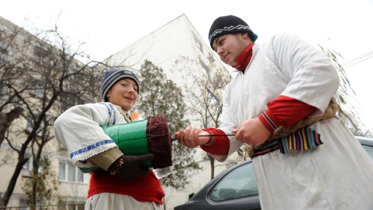 plugusorul semnificatie versuri traditii si obiceiuri de anul nou