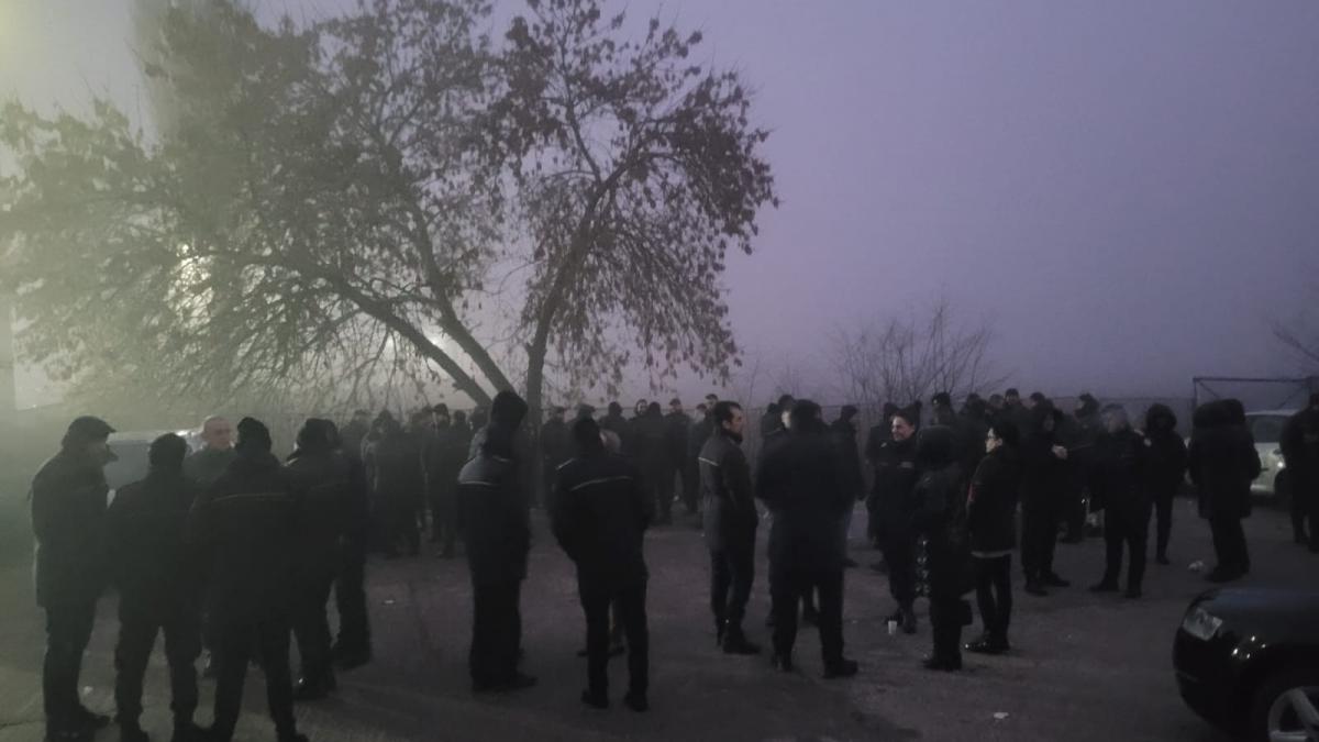 proteste la penitenciare sute de angajati nu vor sa lucreze din cauza ordonantei trenulet detinutii nu sunt dusi azi la instante