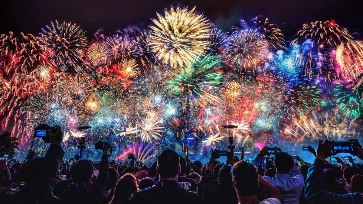 revelionul in lume cum se sarbatoreste anul nou in alte tari de pe glob farfurii sparte sperietori de ciori si paine cu banuti