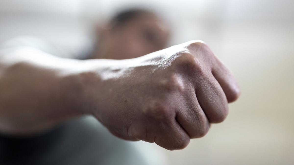 un profesor a fost snopit in bataie de un grup de tineri care l au intrebat despre mussolini