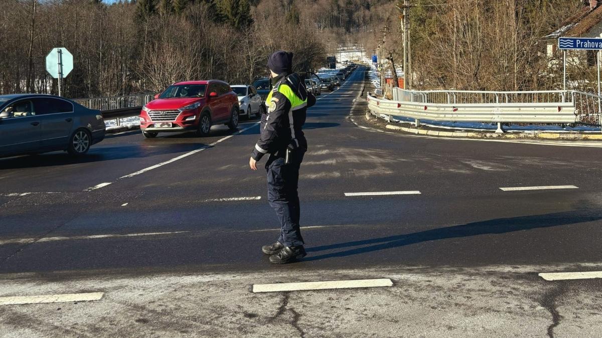 aglomeratie pe dn1 in brasov politia recomanda rute alternative pentru soferii care se intorc spre bucuresti