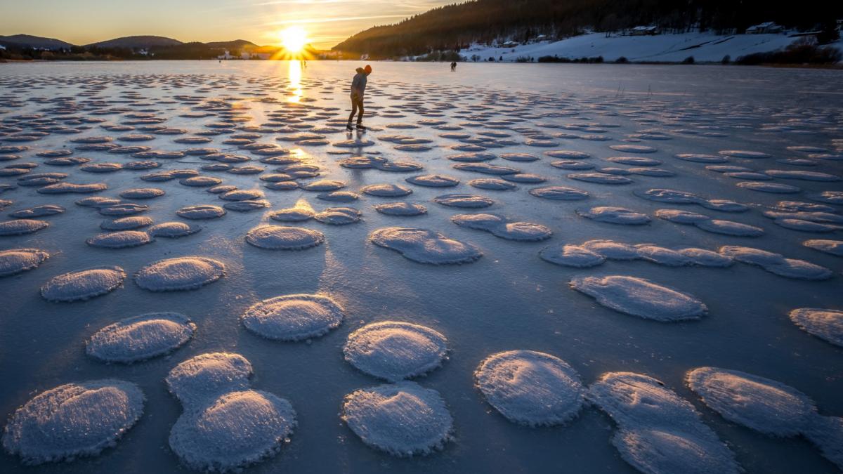 imagini uluitoare cu clatite de zapada pe un lac din franta cum se explica si unde apare fenomenul natural rar