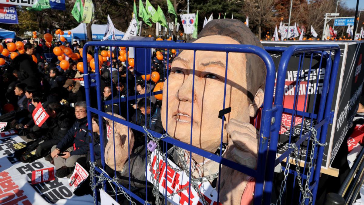 cum a aruncat un singur om o tara in cea mai profunda criza politica din ultimii ani scandalul din coreea de sud zguduie intreaga asie