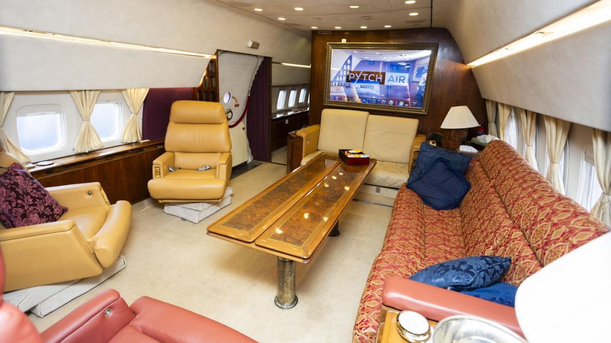 e probabil una dinte cele mai inedite cazari din lume cum arata fostul avion al lui pablo escobar unde te poti simti ca miliardarii