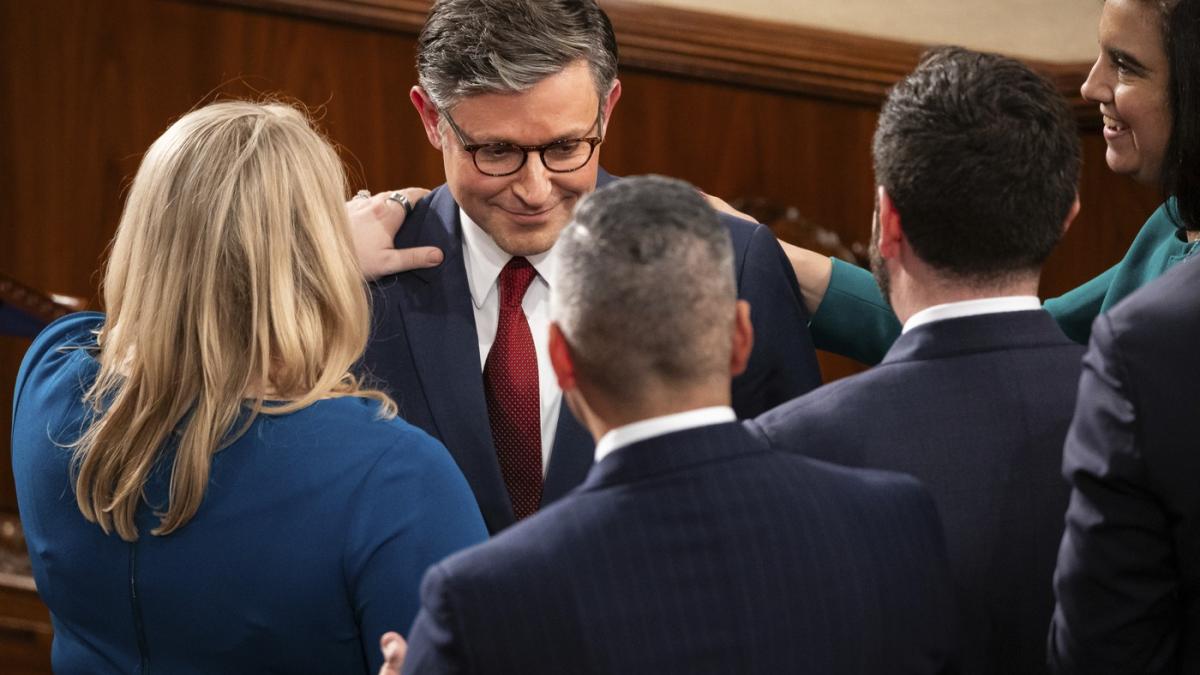 mike johnson a castigat la limita sefia camerei reprezentantilor dupa ce a convins doi republicani rebeli sa si schimbe votul