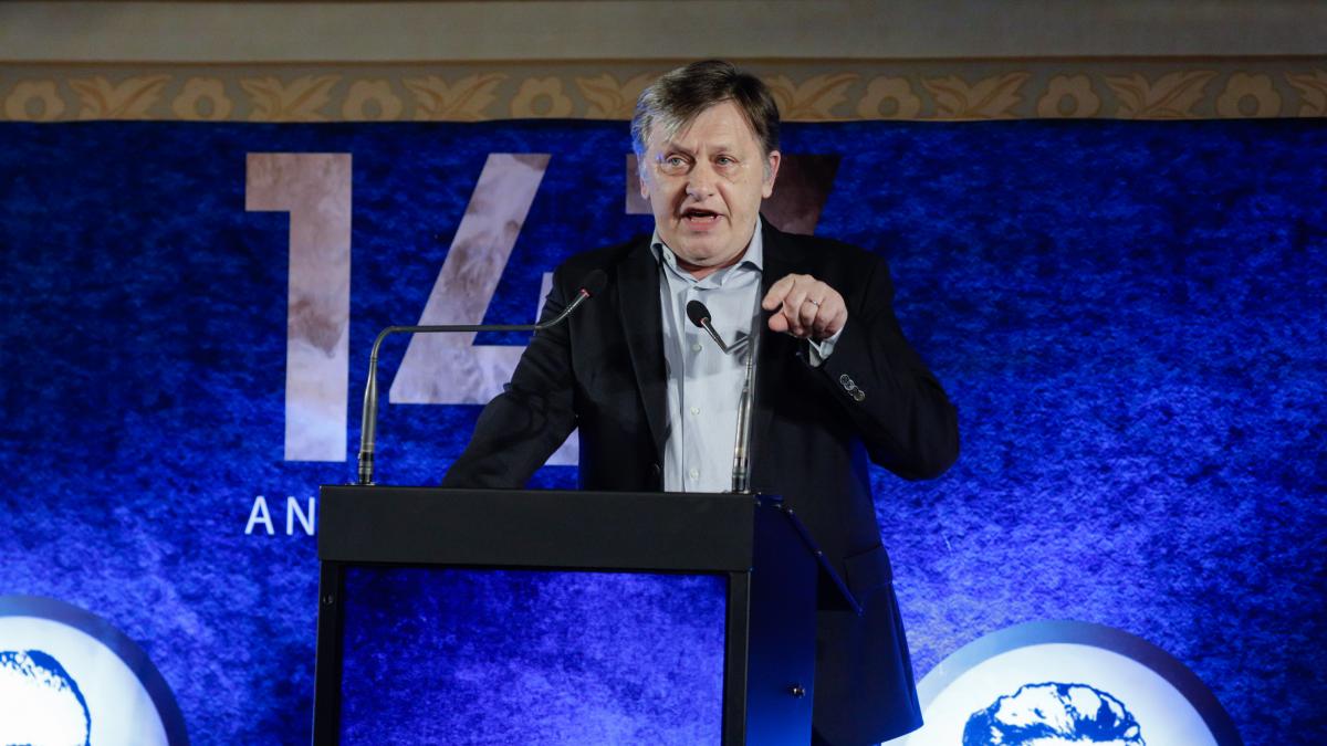 crin antonescu anunta ca isi suspenda candidatura la alegerile prezidentiale daca aveti treaba cu mine ma cautati