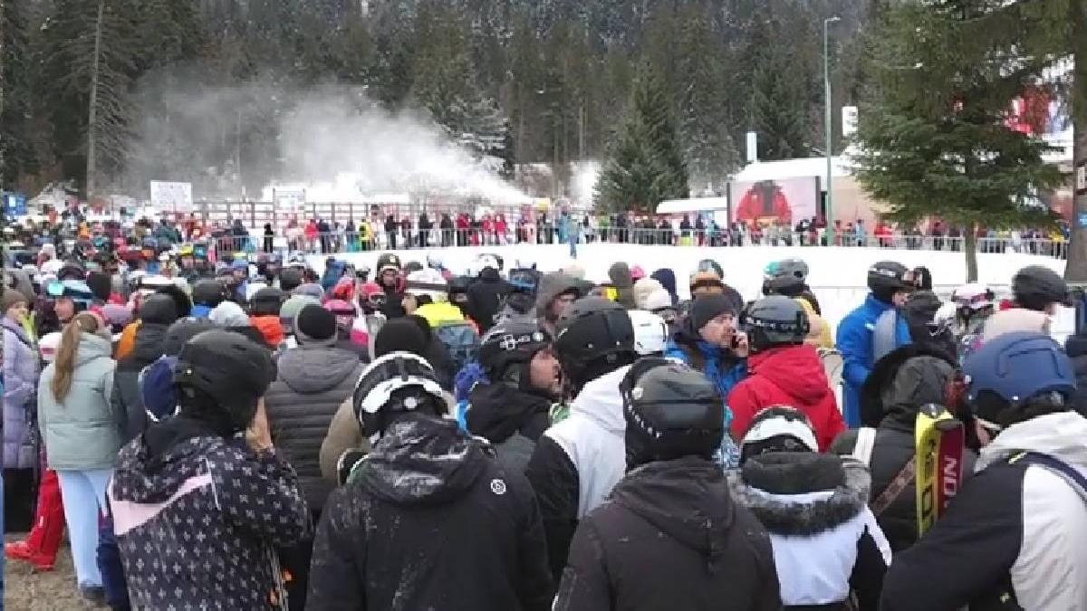 partiile din sinaia sunt atat de pline de turisti incat de la ora 15 00 nu se vor mai vinde cartele pentru urcare