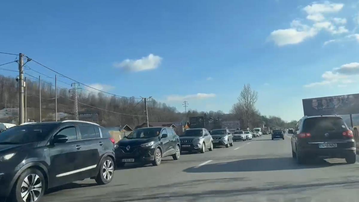 aglomeratie mare pe valea prahovei se circula in coloana pe sensul catre brasov intre statiunile sinaia si predeal