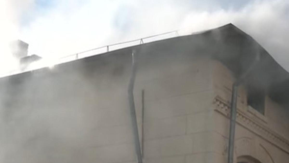 incendiu puternic la o fosta cladire a liceului timpuri noi din bucuresti intervin zece autospeciale ale pompierilor