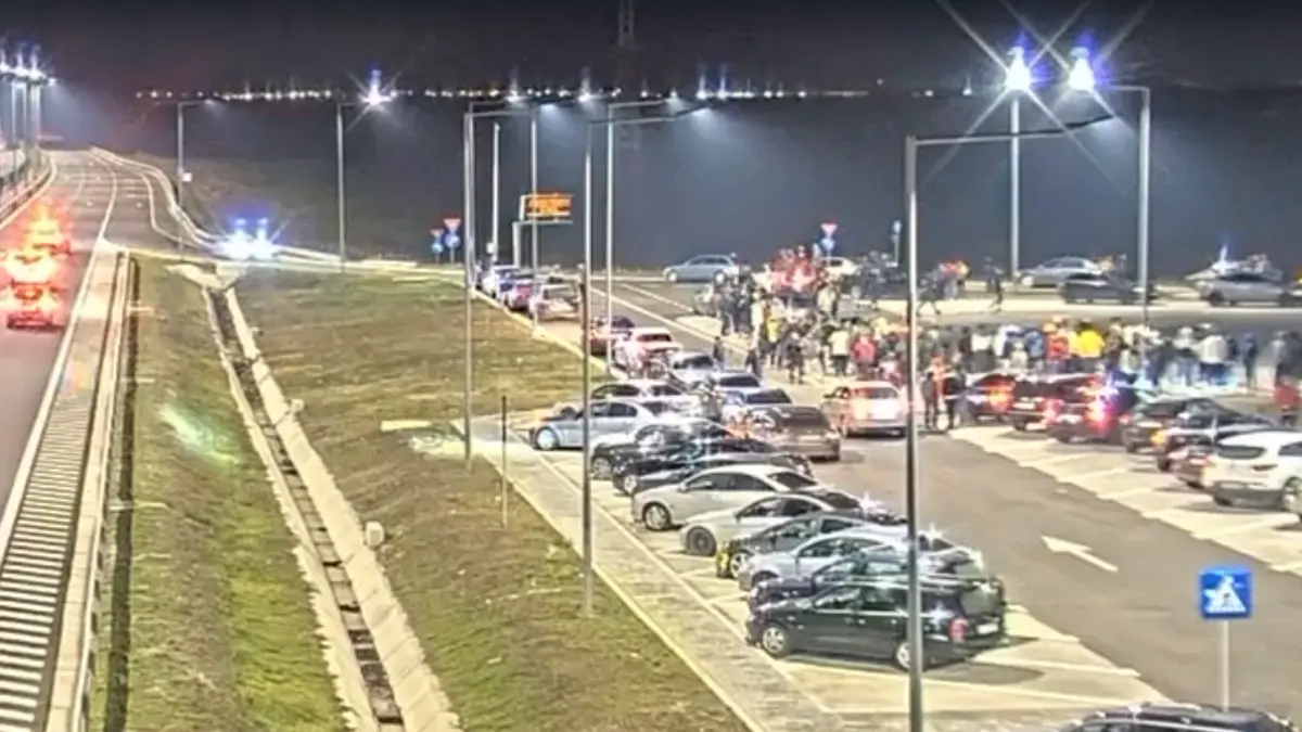 parcare din drumul expres 12 transformata in circuit momentul in care politia intervine unde se adunasera zeci de tineri si masini