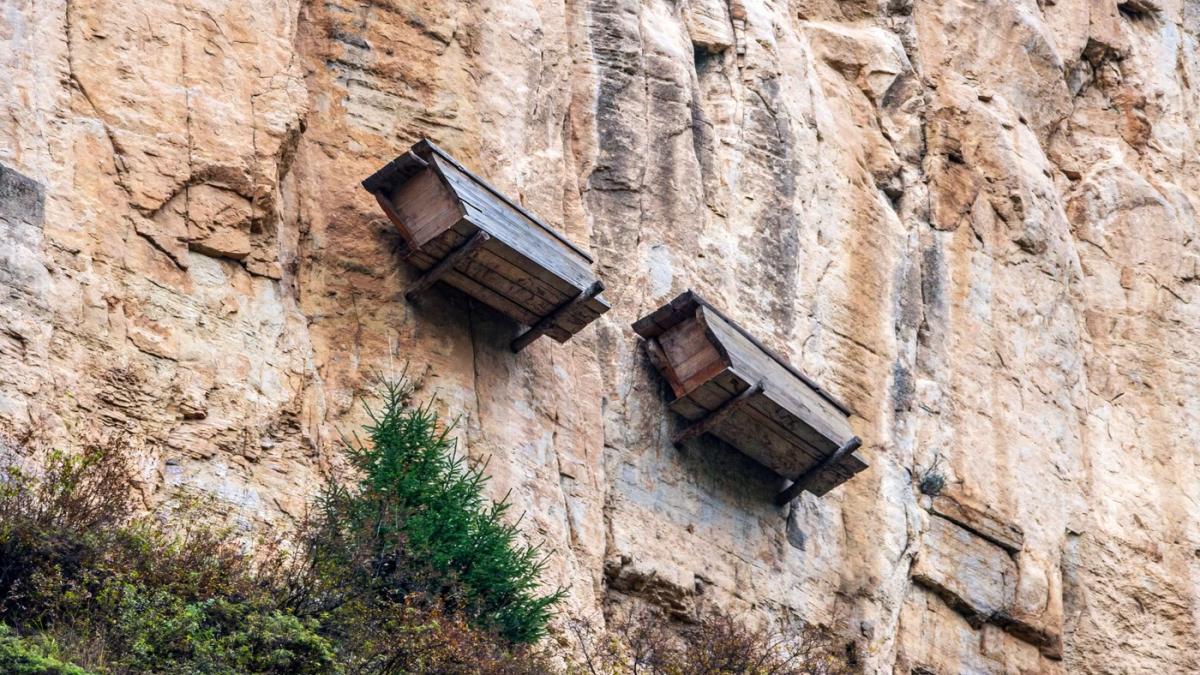 sicriele suspendate din china raman in continuare un mister imaginile bizare atrag anual turisti din toata lumea